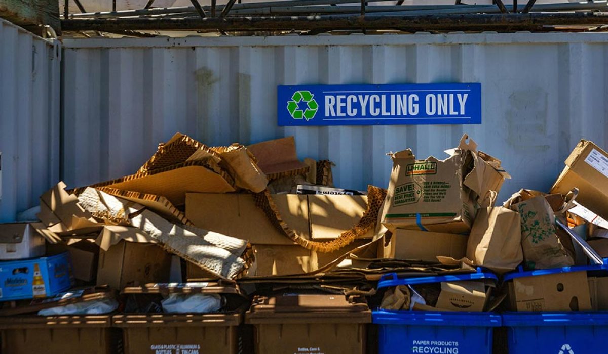 Smaltimento rifiuti industriali: guida a norme, raccolta e taglio dei costi per proteggere ambiente e ridurre i rischi della tua azienda.